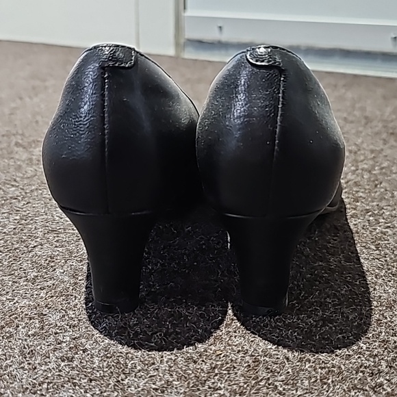 Clarks black office shoes 6.5 - Picture 3 of 4